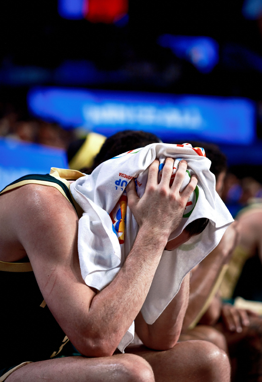 J9-蒂姆在巴塞罗那比赛中败北，势不可挡引发热议！的简单介绍